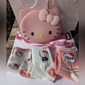 NWoT 🩷🌞 SANRIO 🎀 HELLO KITTY 🌞🩷4 PC GIFT BUNDLE: PURSE + 3 SOCKS🧁so sweet!